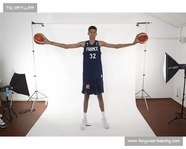 NBA巨人身材多夸张?博班手臂如同自拍杆,法尔游泳像外星人 NBA巨人身材多夸张?博班手臂如同自拍杆,法尔游泳像外星人